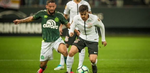 Fagner em ação contra a Chapecoense: empate amargo na estreia - Ronny Santos/Folhapress