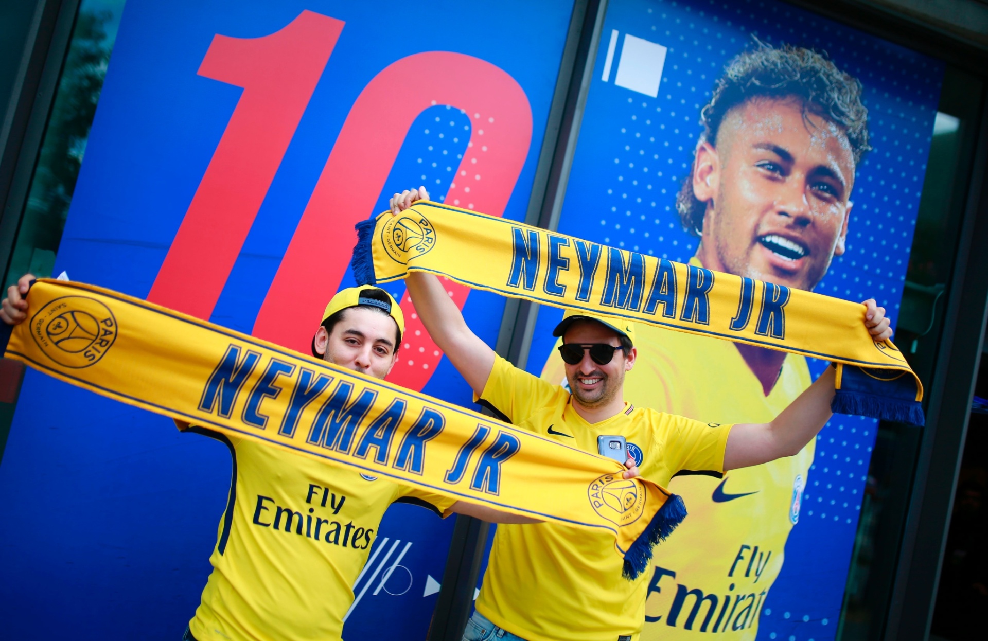 Fãs compram primeiras camisas e acessórios de Neymar no PSG - BENJAMIN CREMEL/AFP