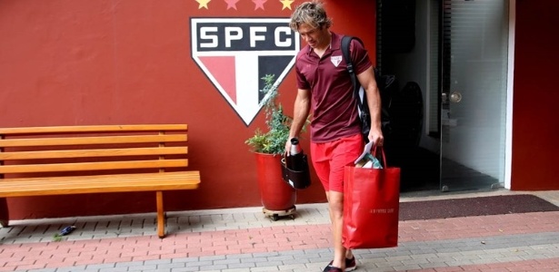 Emocionado, Lugano deixa o CT do São Paulo - Rubens Chiri / saopaulofc.net