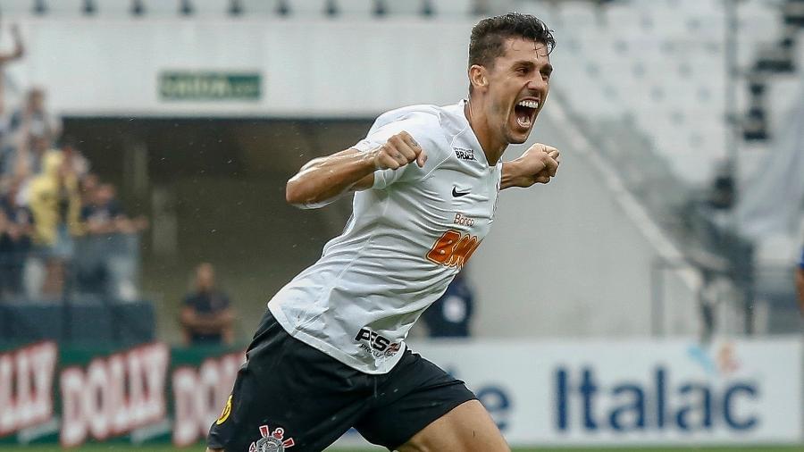 Danilo Avelar comemora diante do Oeste, em Itaquera, o seu terceiro gol pelo Corinthians nesta temporada - Adriana Spaca/Estadão Conteúdo