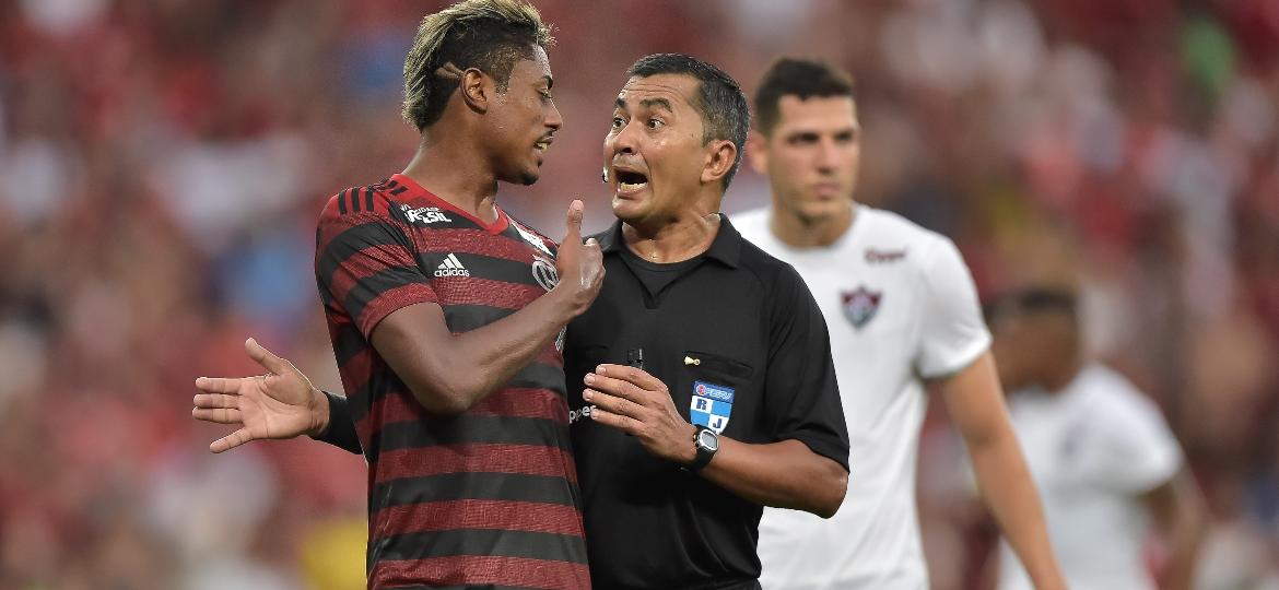 Bruno Henrique conversa com o árbitro durante Flamengo x Fluminense - Thiago Ribeiro/AGIF