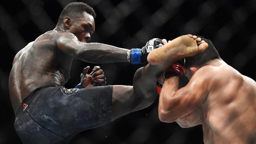 Israel Adesanya acerta Kelvin Gastelum durante  UFC 236 - Logan Riely/Getty Images/AFP