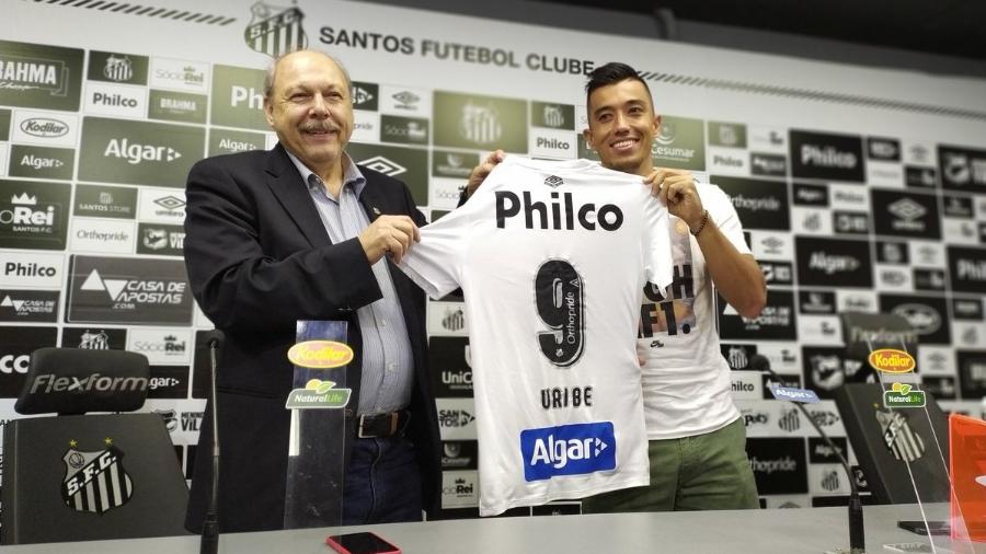 Uribe é apresentado no Santos e ganha a camisa 9 - UOL