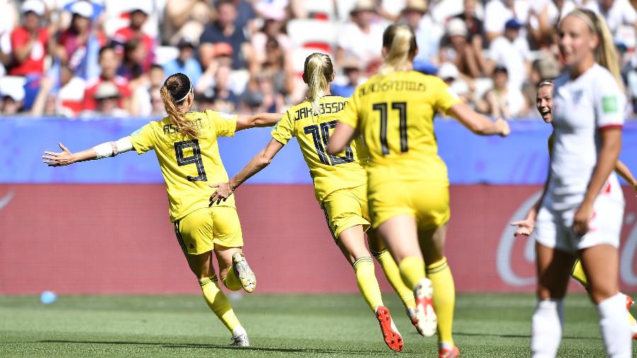 Jogadoras da Suécia comemoram gol contra a Inglaterra na Copa do Mundo feminina - Xinhua/Chen Yichen