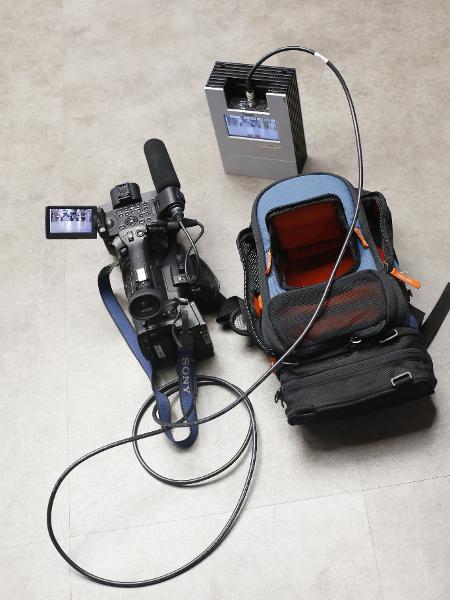 O equipamento do mochilink: uma câmera, uma mochila e a caixa que transmite as imagens por internet usando sinal de celular - Lucas Lima/UOL