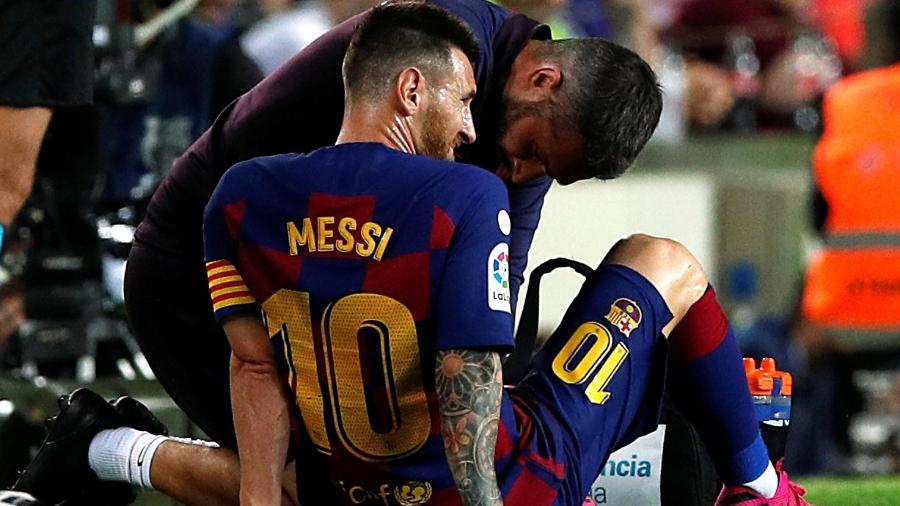 Lionel Messi sentiu um desconforto na coxa e foi substituído no intervalo durante o jogo entre Barcelona e Villareal - Albert Gea/Reuters