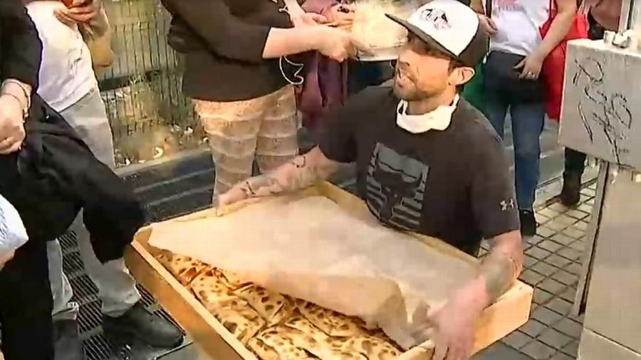 Valdivia distribui empanadas em estação de metrô no Chile - Reprodução