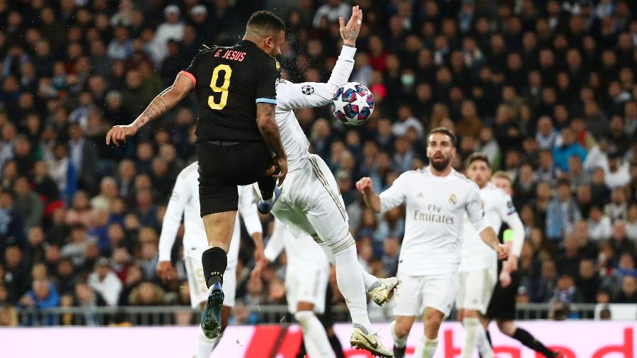 Gabriel Jesus cabeceia a bola para anotar o primeiro gol do Manchester City contra o Real Madrid - Sergio Perez/Reuters