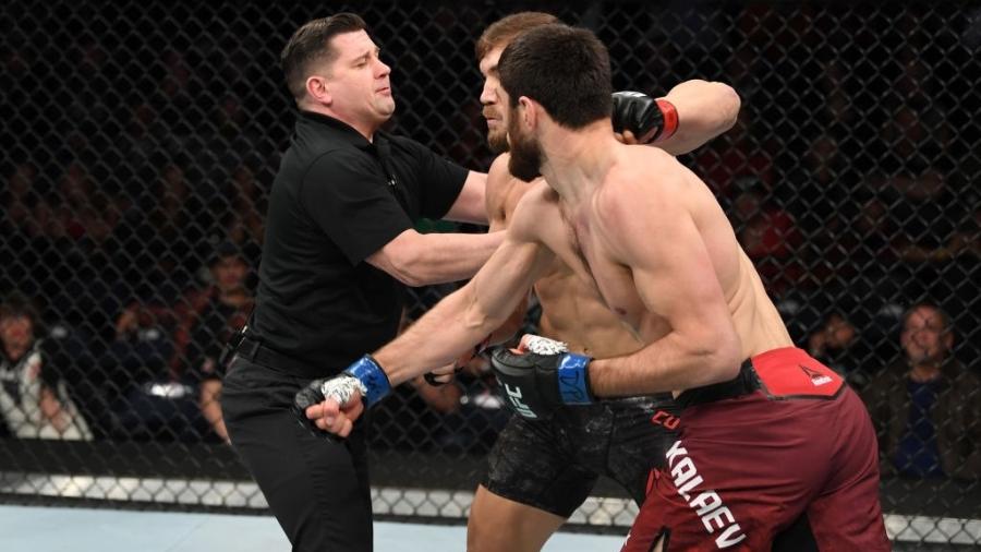 Árbitro Kevin MacDonald interrompe luta entre Ion Cutelaba e Magomed Ankalaev pelo UFC Norfolk - Josh Hedges/Zuffa LLC via Getty Images