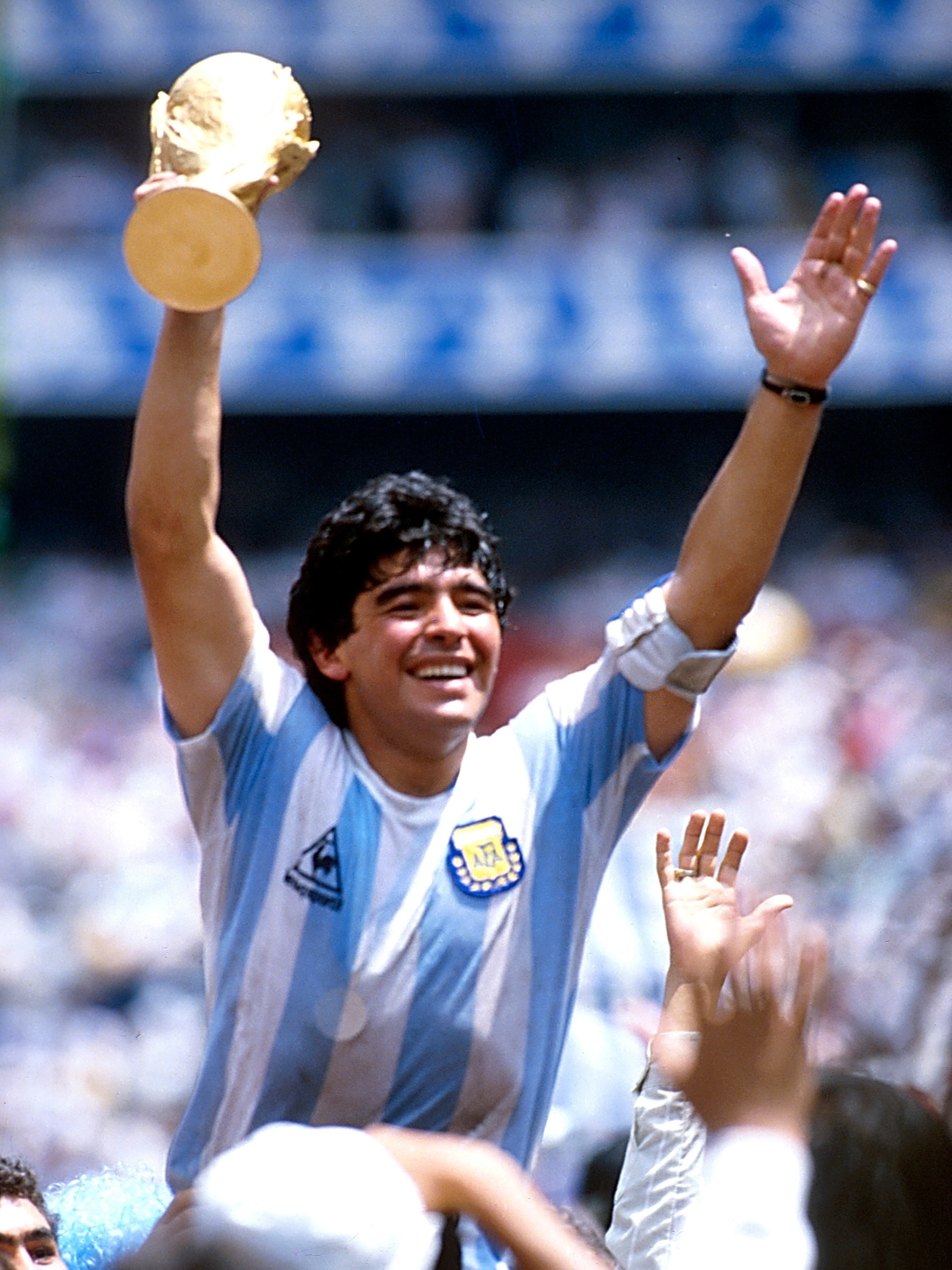 Bola de Ouro de Maradona na Copa-1986 será leiloada após sumiço