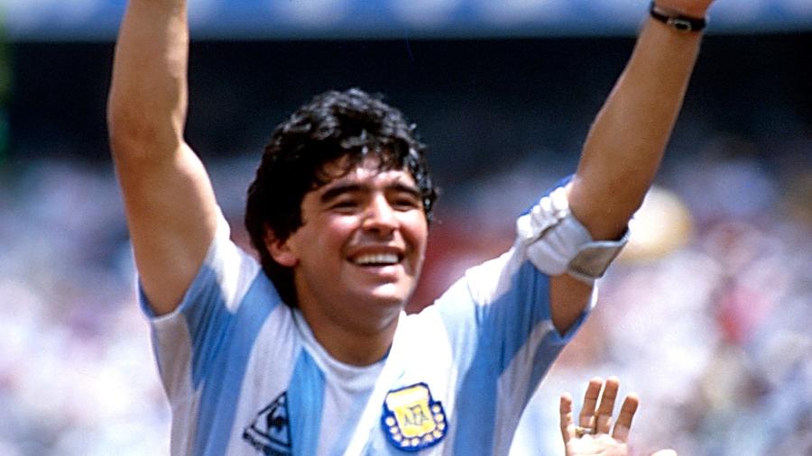 Maradona na conquista da Copa do Mundo de 1986, após o episodio de "La mano de Dios" (A Mão de Deus) - Alessandro Sabattini/Getty Images