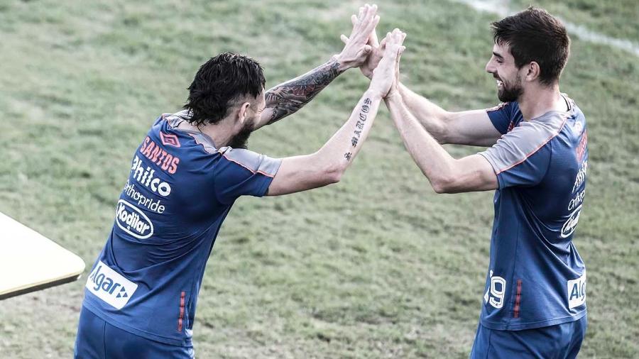 Pará (esq.) e Luan Peres (dir.) durante treino no CT do Santos - Ivan Storti/Santos FC