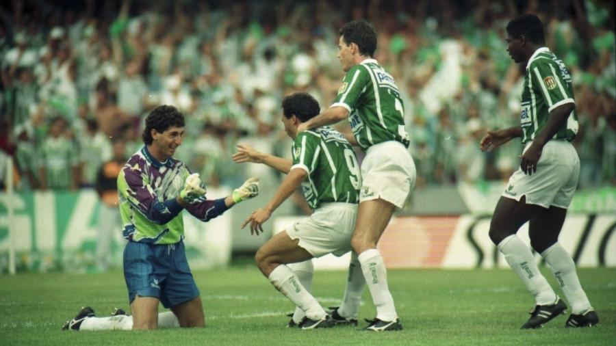 Sérgio prestes a ser abraçado por Evair em comemoração de gol do Palmeiras sobre o Vitória, na decisão do Brasileiro de 1993 - Pisco del Gaiso/Folhapress