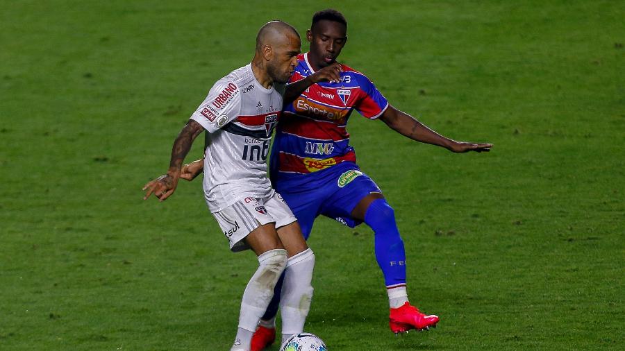 Daniel Alves, do São Paulo, e Yuri César, do Fortaleza, durante jogo nesta temporada - Miguel Schincariol/Getty Images