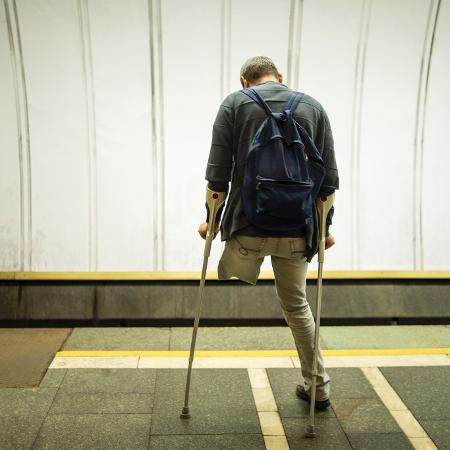 Homem amputado espera pelo metrô na plataforma -  NurPhoto / Colaborador/. Getty Images