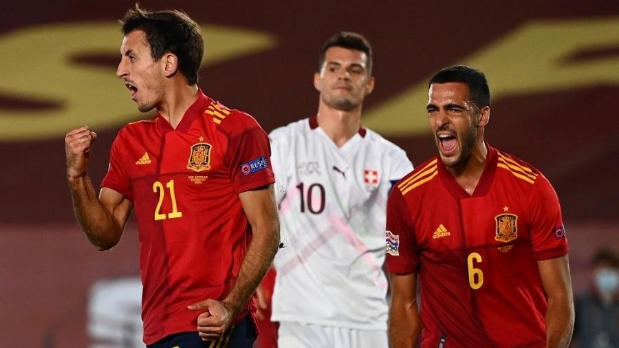 Mikel Oyarzabal e Mikel Merino celebram gol da Espanha diante da Suíça em jogo da Liga das Nações - Gabriel Bouys/AFP