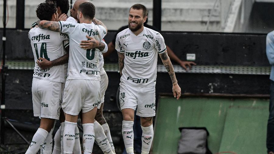 Jogadores do Palmeiras comemoram gol de Luiz Adriano contra o Vasco no Brasileirão 2020 - Thiago Ribeiro/AGIF