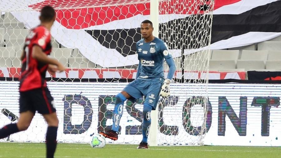 Goleiro John domina a bola em Santos e Athletico-PR - Geraldo Bubniak/Santos FC