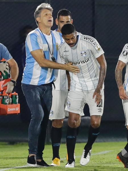 Jean Pyerre comemora gol do Grêmio com Renato, vestindo a camisa de Maradona - Luis VERA / POOL / AFP