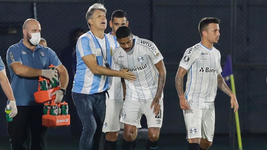 Jean Pyerre comemora gol do Grêmio com Renato Gaúcho, em jogo contra o Guaraní (PAR) pela Libertadores 2020 - Luis VERA / POOL / AFP