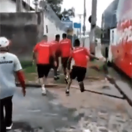 Jogadores do River desceram do ônibus para enfrentar torcedores - Reprodução/Instagram