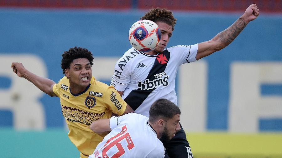 Dos 15 jogos disputados na temporada, Vasco já sofreu 12 gols oriundos de bola aérea e/ou parada - Alexandre Loureiro/Estadão Conteúdo