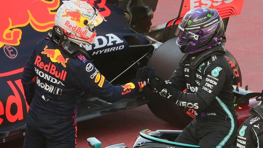 Verstappen, da Red Bull, cumprimenta Lewis Hamilton, da Mercedes - LLUIS GENE/AFP