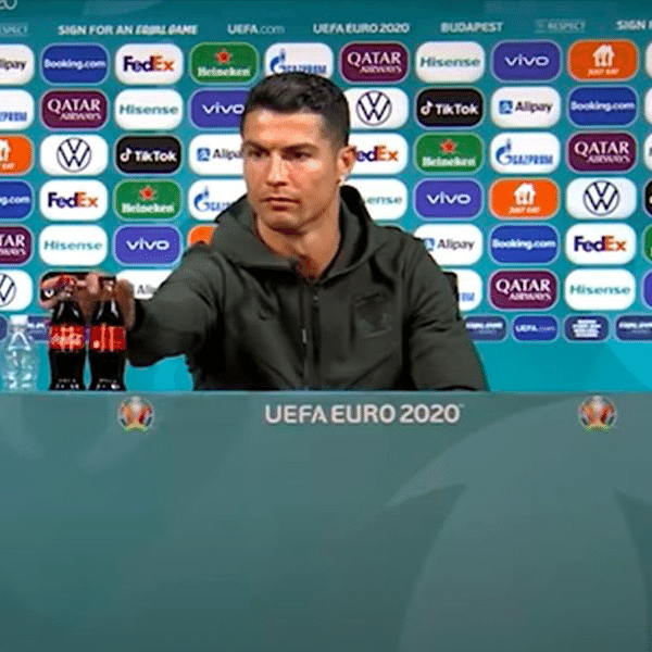Cristiano Ronaldo tira garrafas de Coca-Cola da bancada de entrevista coletiva