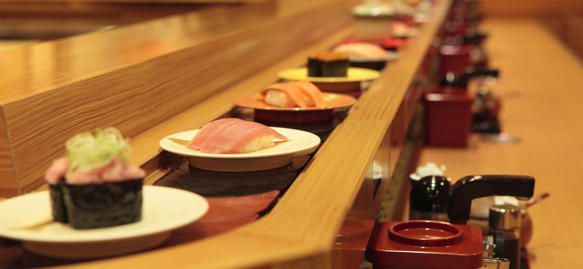 Clientes tocaram e lamberam utensílios ou comidas em rotação nas esteiras tradicionais dos restaurantes de sushi - Getty Images/imagenavi