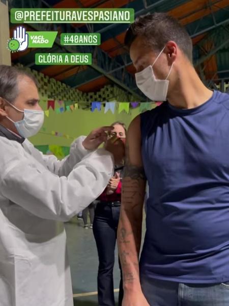 Fábio, goleiro do Cruzeiro, recebe vacina contra a covid-19 - Reprodução