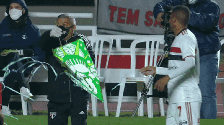 Pipa cai em campo durante jogo entre São Paulo e Palmeiras no Brasileirão - Reprodução/Premiere - Reprodução/Premiere