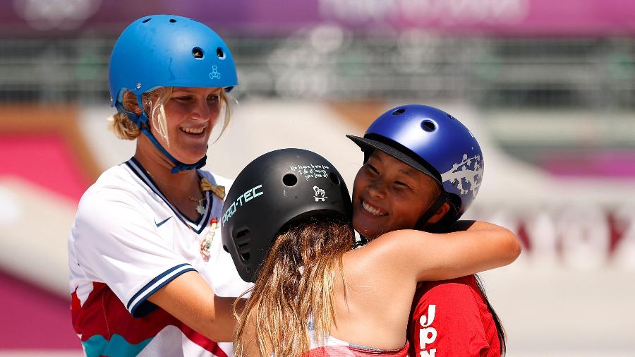 Sky Brown recebe abraço de adversárias durante final olímpica - Ezra Shaw/Getty Images