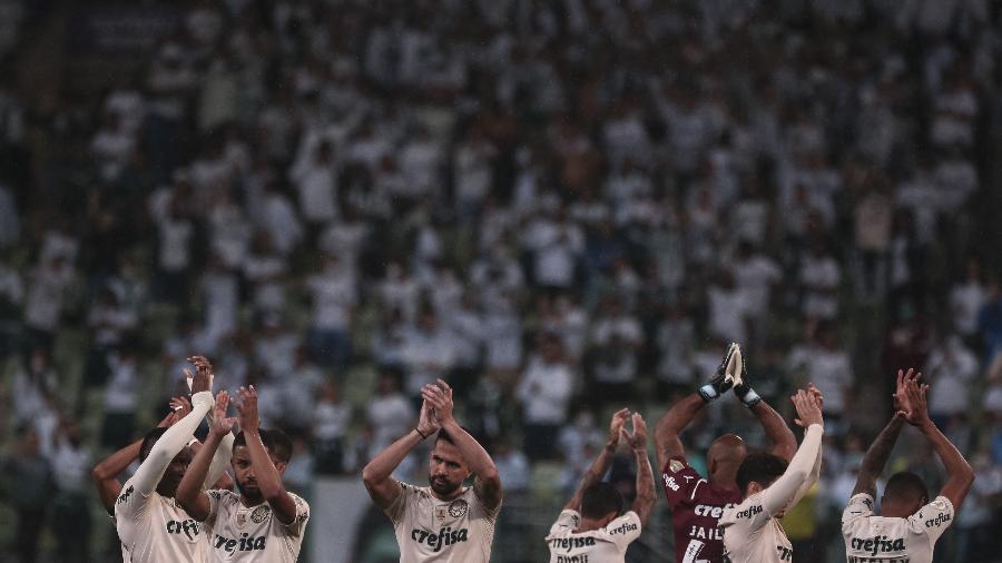 Jogadores do Palmeiras saúdam a torcida no retorno do público ao Allianz Parque - Ettore Chiereguini/AGIF