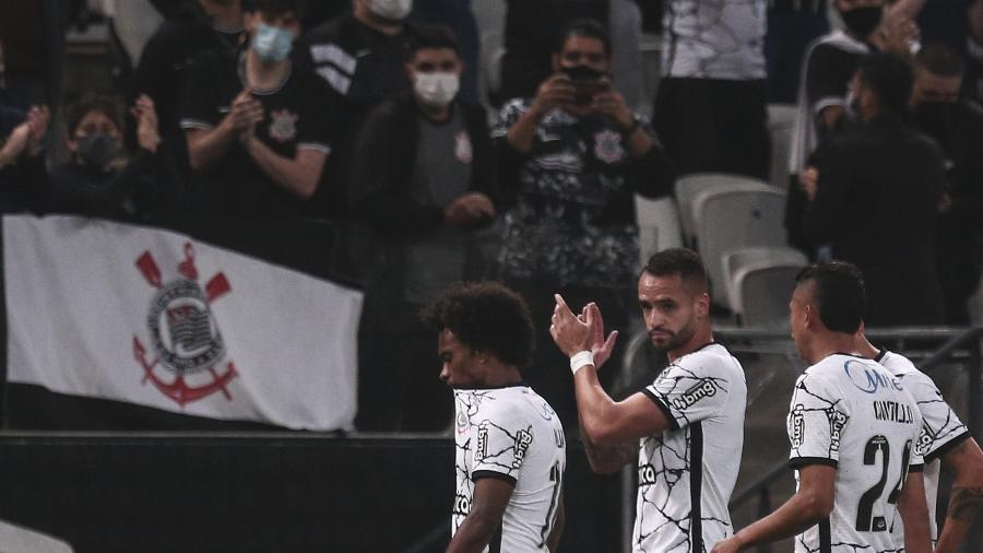 Willian deixa a partida entre Corinthians e Fluminense com dores - Ettore Chiereguini/AGIF