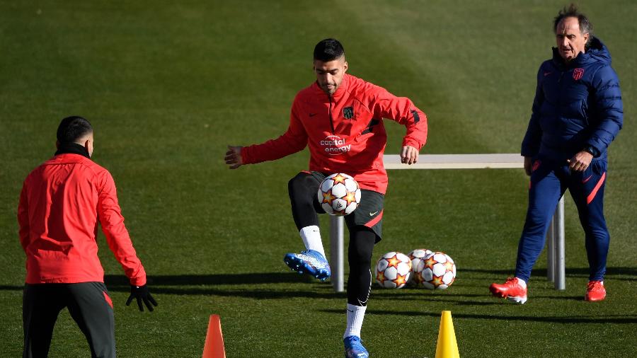 Luis Suárez continua fazendo treinos de recuperação em treinos no Atlético de Madri - PIERRE-PHILIPPE MARCOU / AFP