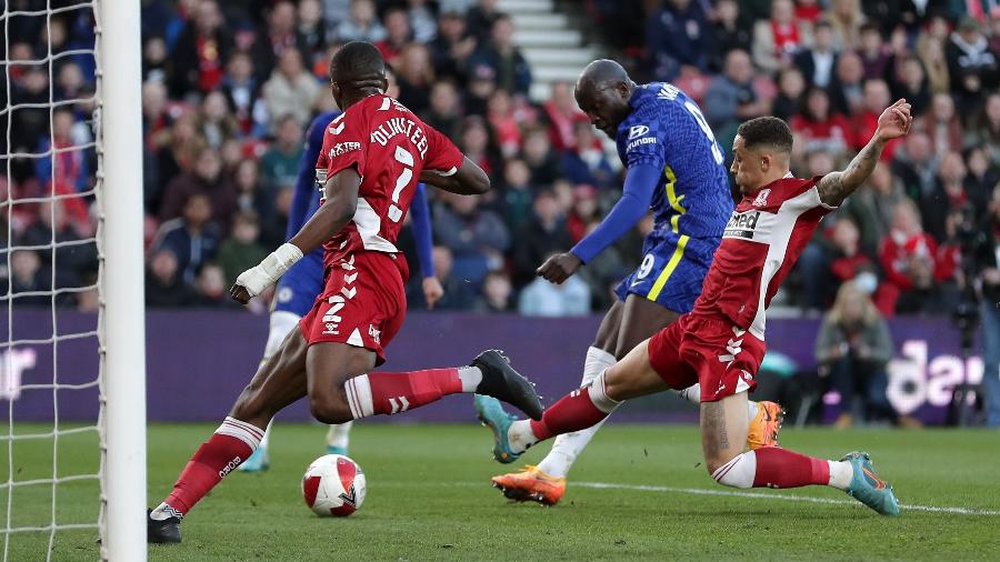 Romelu Lukaku finaliza para marcar o primeiro do Chelsea e encaminhar a classificação para a semifinal - Richard Sellers/PA Images/Getty Images