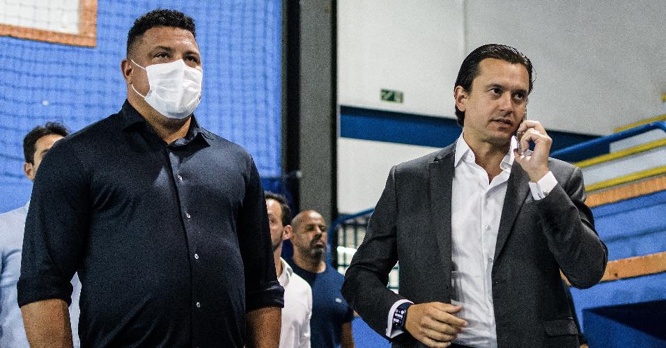 Ronaldo e Sérgio Rodrigues, presidente do Cruzeiro, durante reunião do Conselho Deliberativo