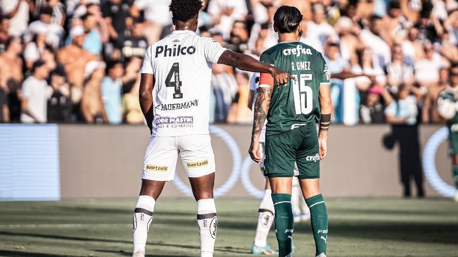 Eduardo Bauermann, jogador do Santos, e Gustavo Gómez, jogador do Palmeiras, durante partida na Vila Belmiro pelo campeonato Brasileiro A 2022. - Raul Baretta/AGIF
