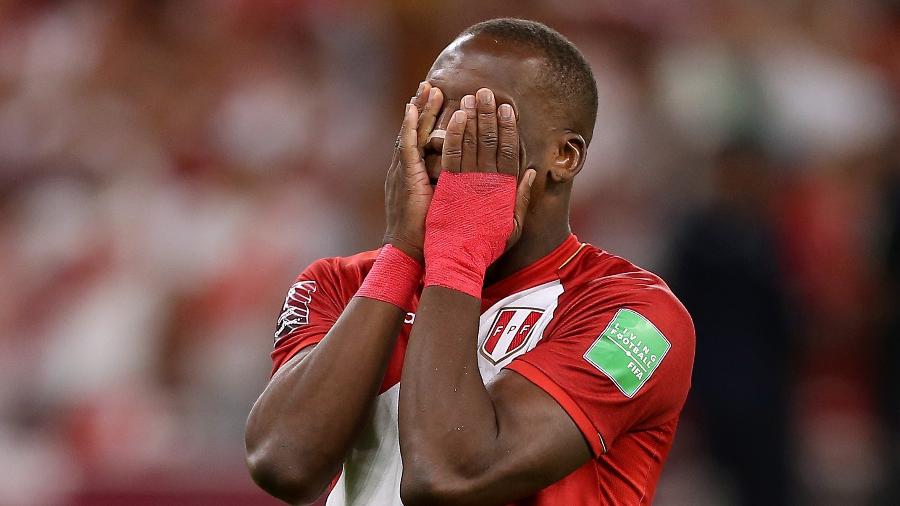 Advíncula, lateral da seleção do Peru, perdeu pênalti decisivo na partida contra a Austrália - Mohamed Farag/Getty Images