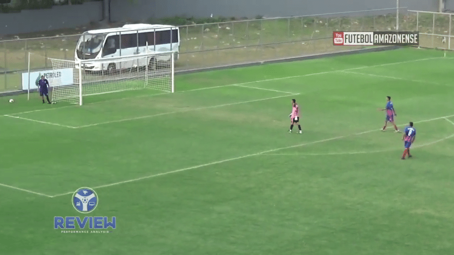 Jogador do Atlético Amazonense faz gol contra em jogo com o Sul América - Reprodução/Twitter