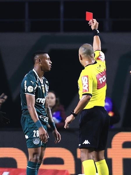 Danilo foi expulso após carrinho por trás em Soteldo durante Palmeiras x Santos - Ettore Chiereguini/AGIF