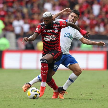 Rodinei, do Flamengo, disputa lance com Marcinho, do Avaí, durante partida do Brasileirão - REUTERS/Sergio Moraes