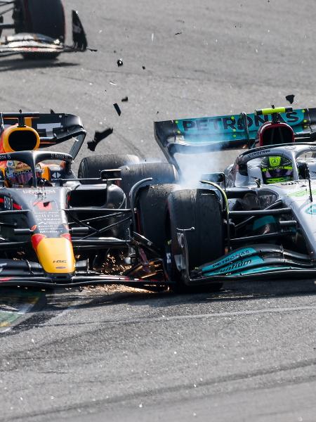 Max Verstappen e Lewis Hamilton batem durante o GP de Interlagos de Fórmula 1 de 2022 - Peter J Fox/Getty Images