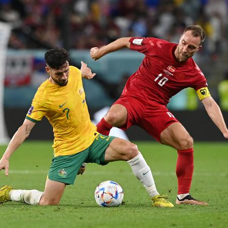 Christian Eriksen, da Dinamarca, disputa a bola com Mathew Leckie, da Austrália, em jogo da Copa do Qatar - Claudio Villa/Getty Images