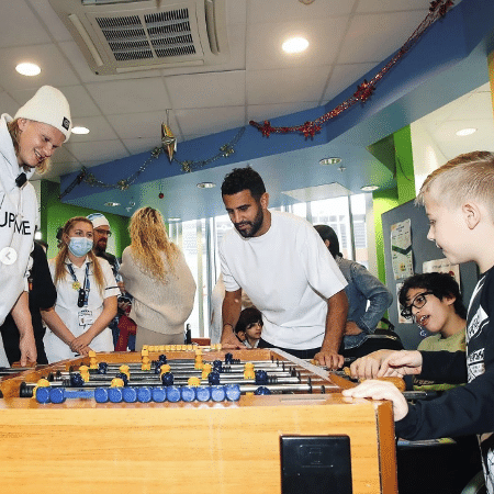 Haaland e Mahrez visitam hospital infantil na cidade de Manchester - Reprodução/Instagram