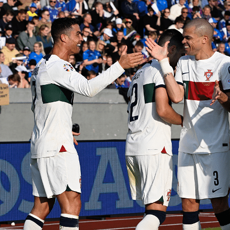 Cristiano Ronaldo comemora seu gol no jogo entre Portugal e Islândia, pelas Eliminatórias da Euro - Halldor Kolbeins/AFP