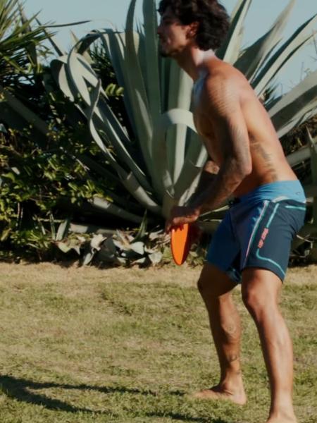 Gabriel Medina tem jogado frescobol com os amigos enquanto não está treinando o surfe em Saquarema - Reprodução / Instagram