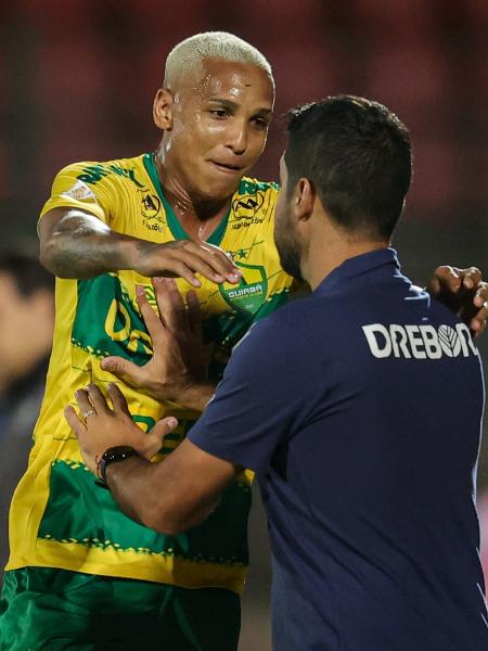 Deyverson abraça António Oliveira após marcar para o Cuiabá em jogo do Campeonato Brasileiro