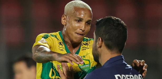 Laços afetivos fortes entre técnico do Corinthians e Deyverson evidenciam relação especial.