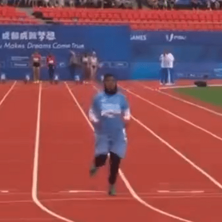 Atleta da Somália durante os 100m no Mundial de Jogos Universitários 